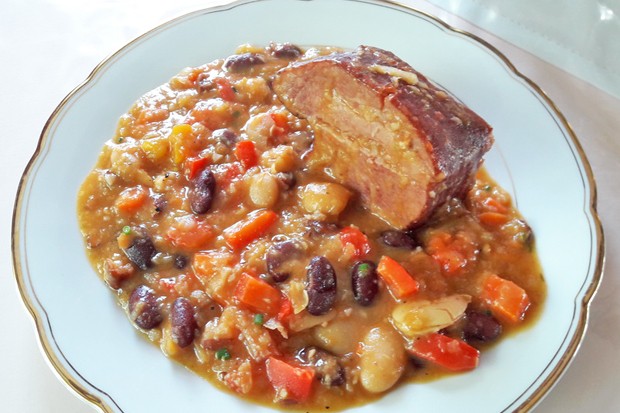 Bean pot with smoked ribs