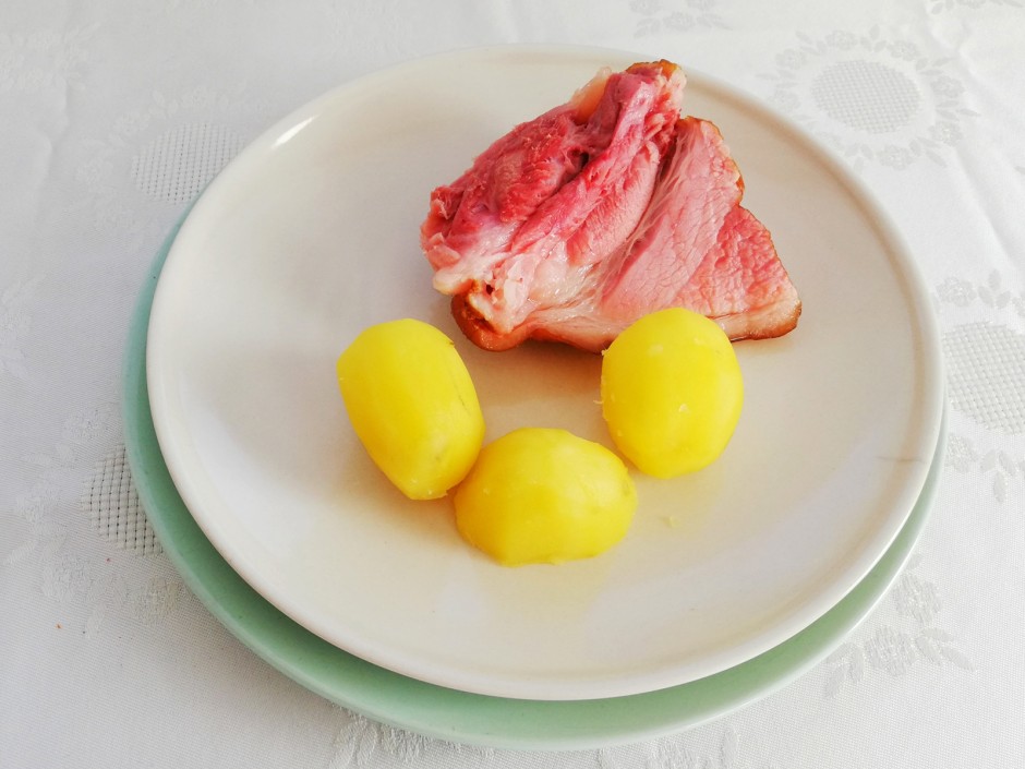 Cooked knuckle of pork - recipe - photo: monkey