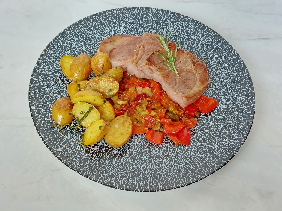 Braised pork neck steak on jalapeno salsa. - recipe - photo: benjamin