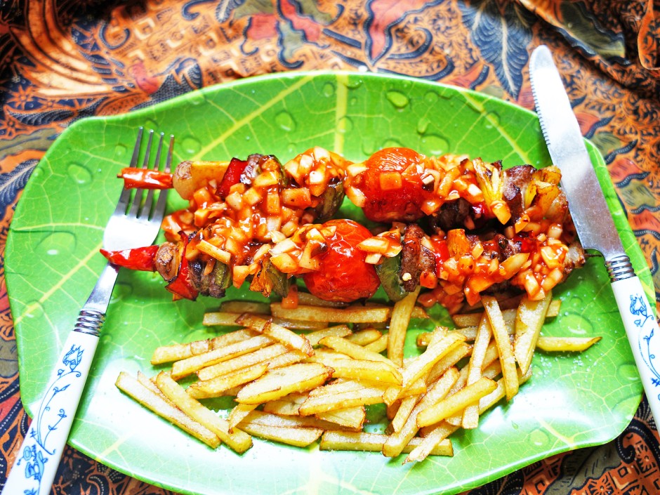 Colorful skewers with onion sauce and French fries - recipe - photo: evelyn