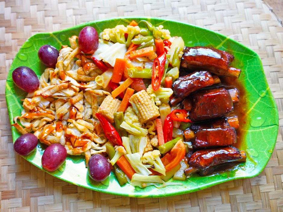 Crispy noodles with Cap Cay and Babyribs Sanur Beach. - recipe - photo: evelyn