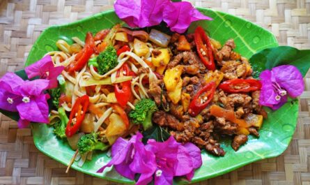 Roasted pork with pineapple on colorful noodles - recipe - photo: evelyn
