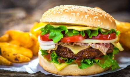 Giant burger with all the fixings. - recipe - photo: fotovincek / Depositphoto.com