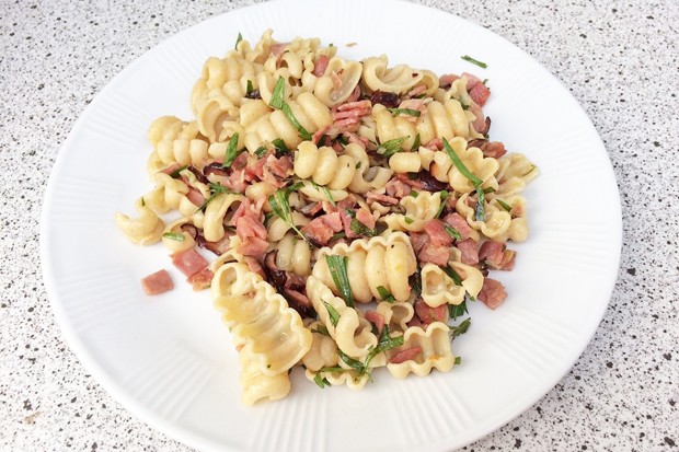 Pasta pan with smoked meat and tarragon