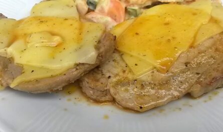 Pork chop topped with cheese - recipe - photo: falcon