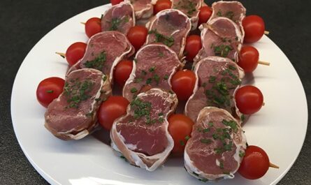 Pork tenderloin skewer wrapped in bacon with tomatoes - recipe - photo: gooey_shark