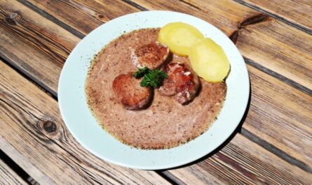 Pork loin roast in red wine and mushroom sauce. - recipe - photo: gentleDragon