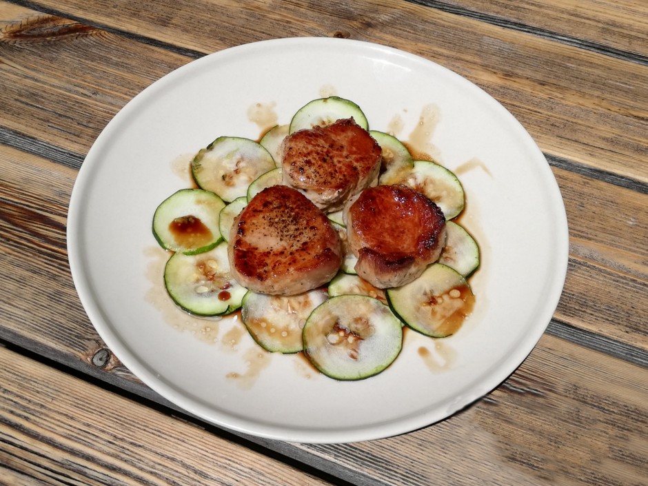 Pork medallions on zucchini carpaccio - recipe - photo: gentleDragon