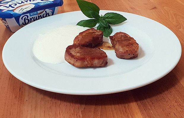 Pork medallions with brunch foam