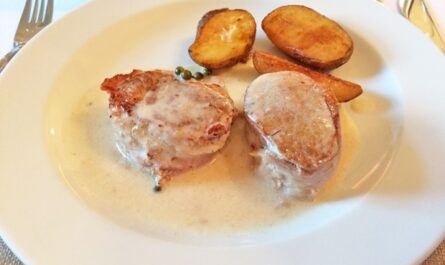 Pork medallions with pepper sauce - recipe - photo: falcon