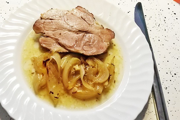 Roast pork with onions