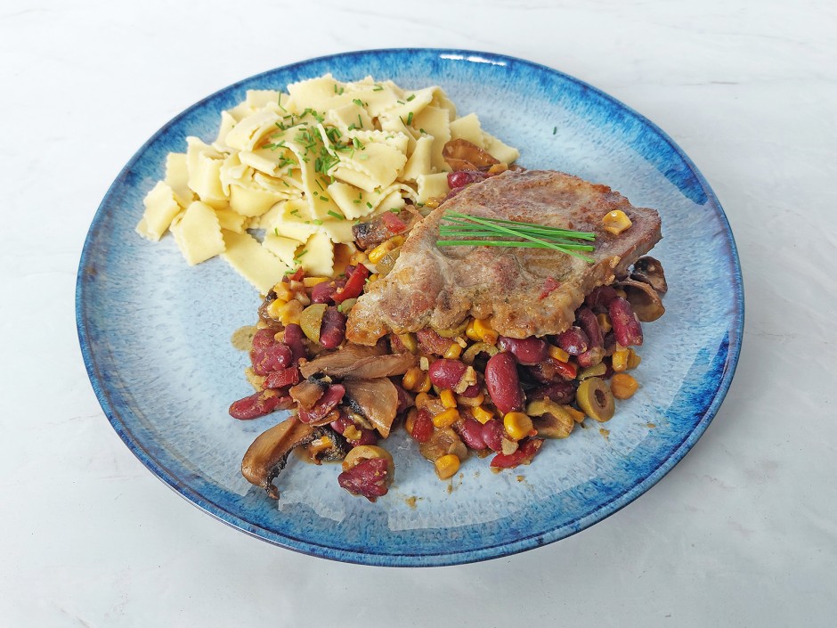 Pork steak on chili beans - recipe - photo: benjamin