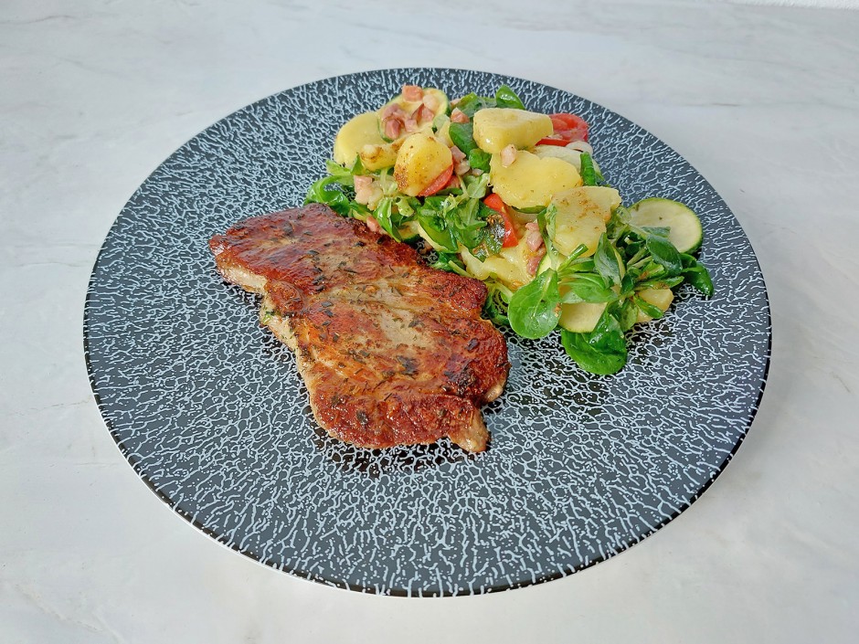 Pork steak with potato-zucchini salad. - recipe - photo: benjamin