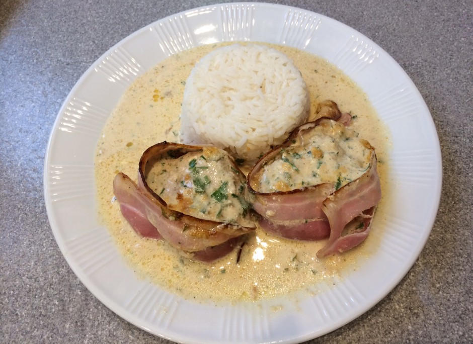 Pork tenderloin wrapped in bacon with curry sauce. - recipe - photo: falcon