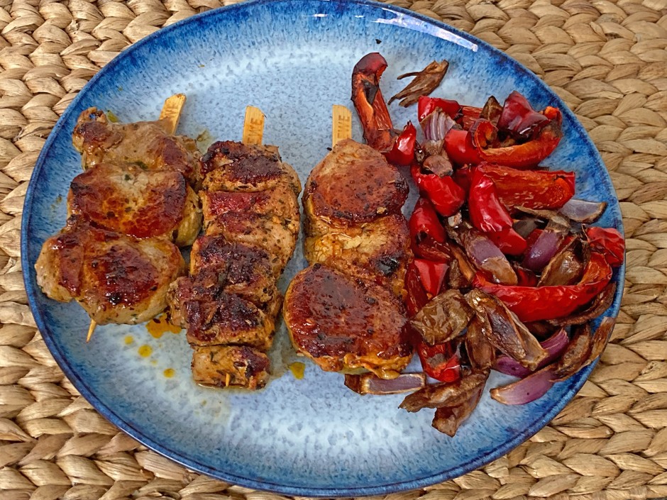 Three types of meat skewers with bell peppers - recipe - photo: benjamin