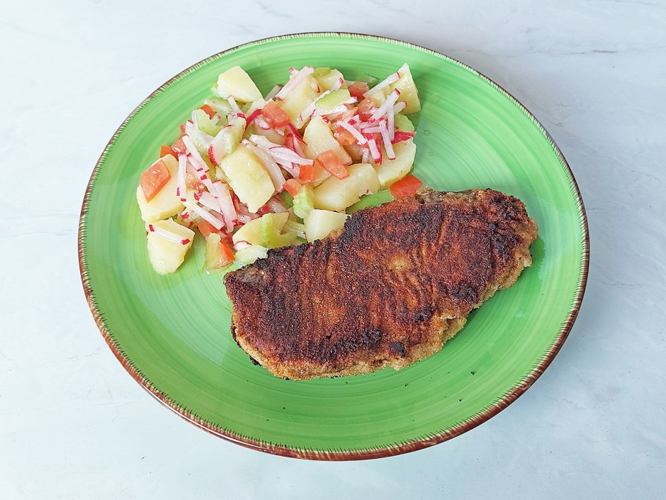 Wasabi pork chop with colorful potato salad - recipe - photo: benjamin